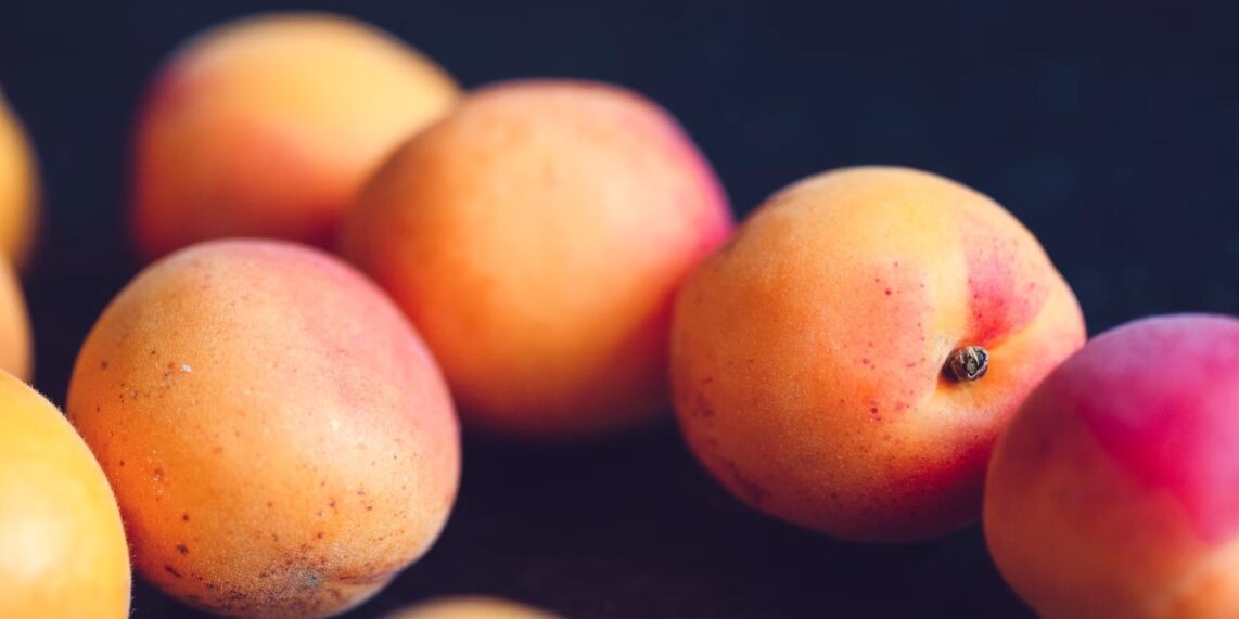 Peach Fuzz - culoarea vedeta a anului 2024!